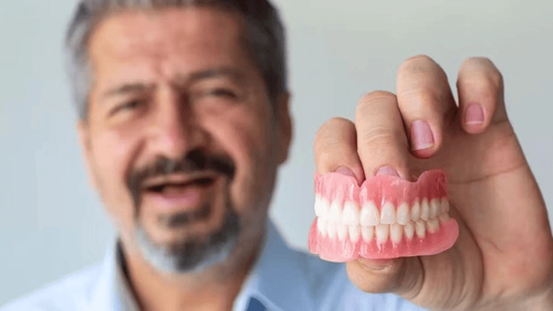 برای جا افتادن دندان مصنوعی چه کنیم؟ - راهنمای کامل با ارائه راهکارهای عملی