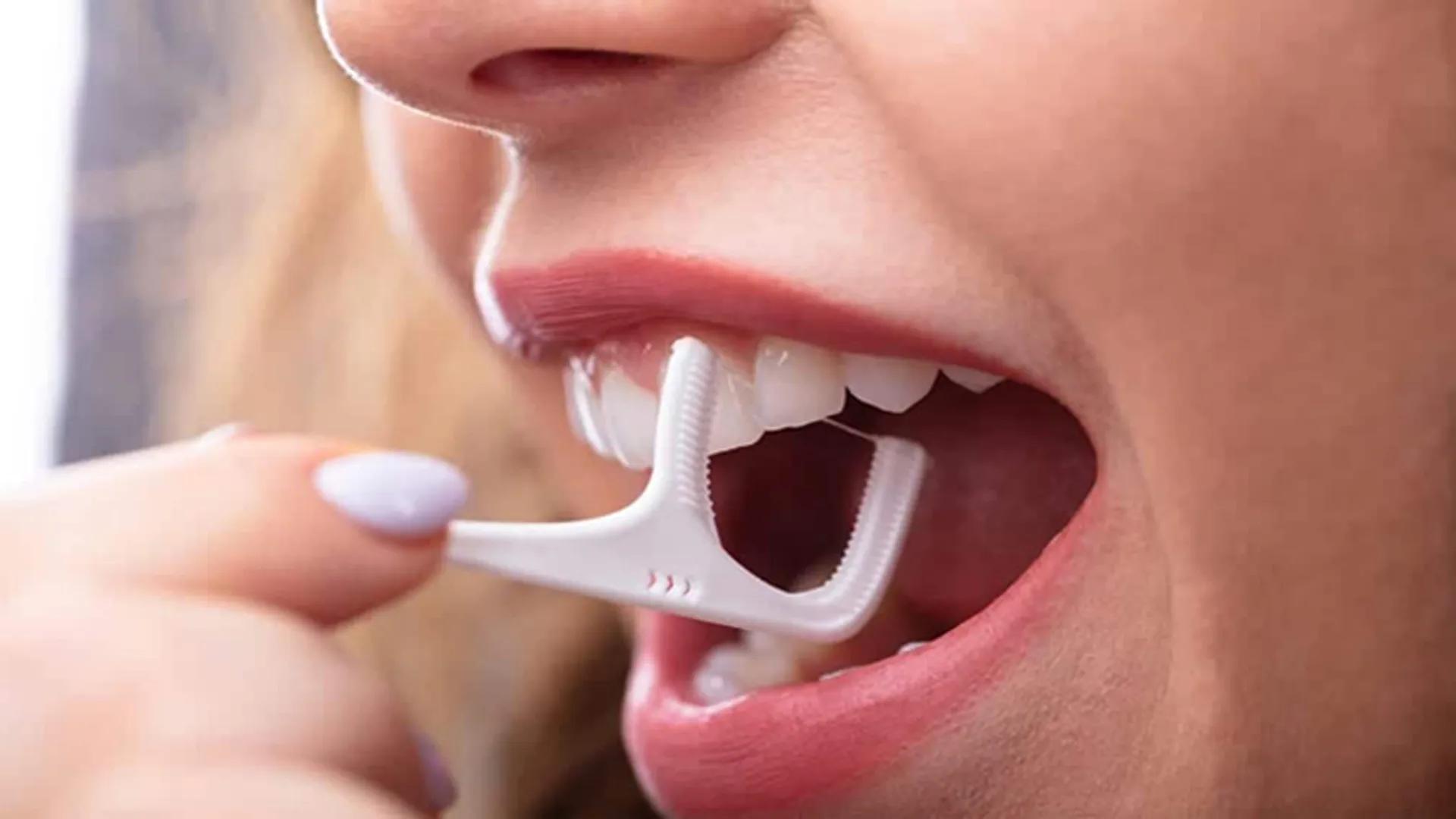 نحوه استفاده از نخ دندان؛ راهنمای کامل استفاده، فواید و اشتباهات رایج 